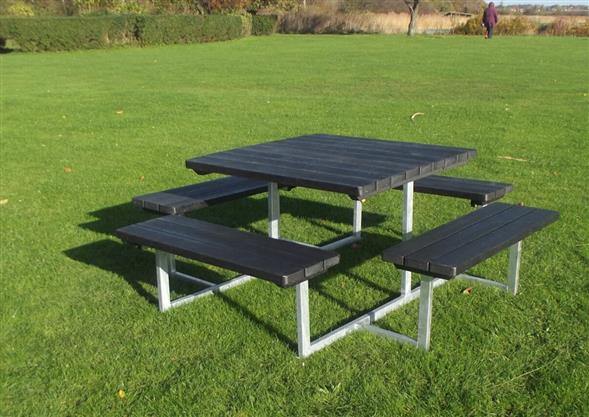 4-Kant uden ryg i sort Genbrugplast